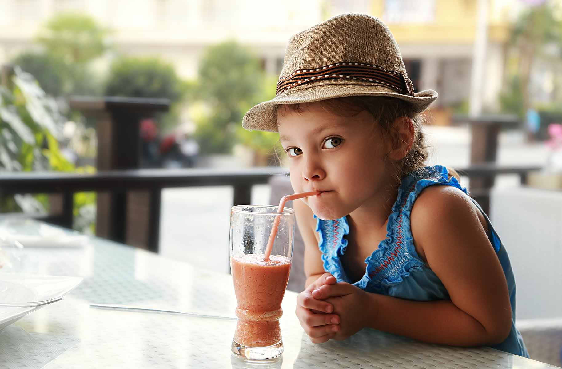 bambina beve un frullato all'anguria e melone