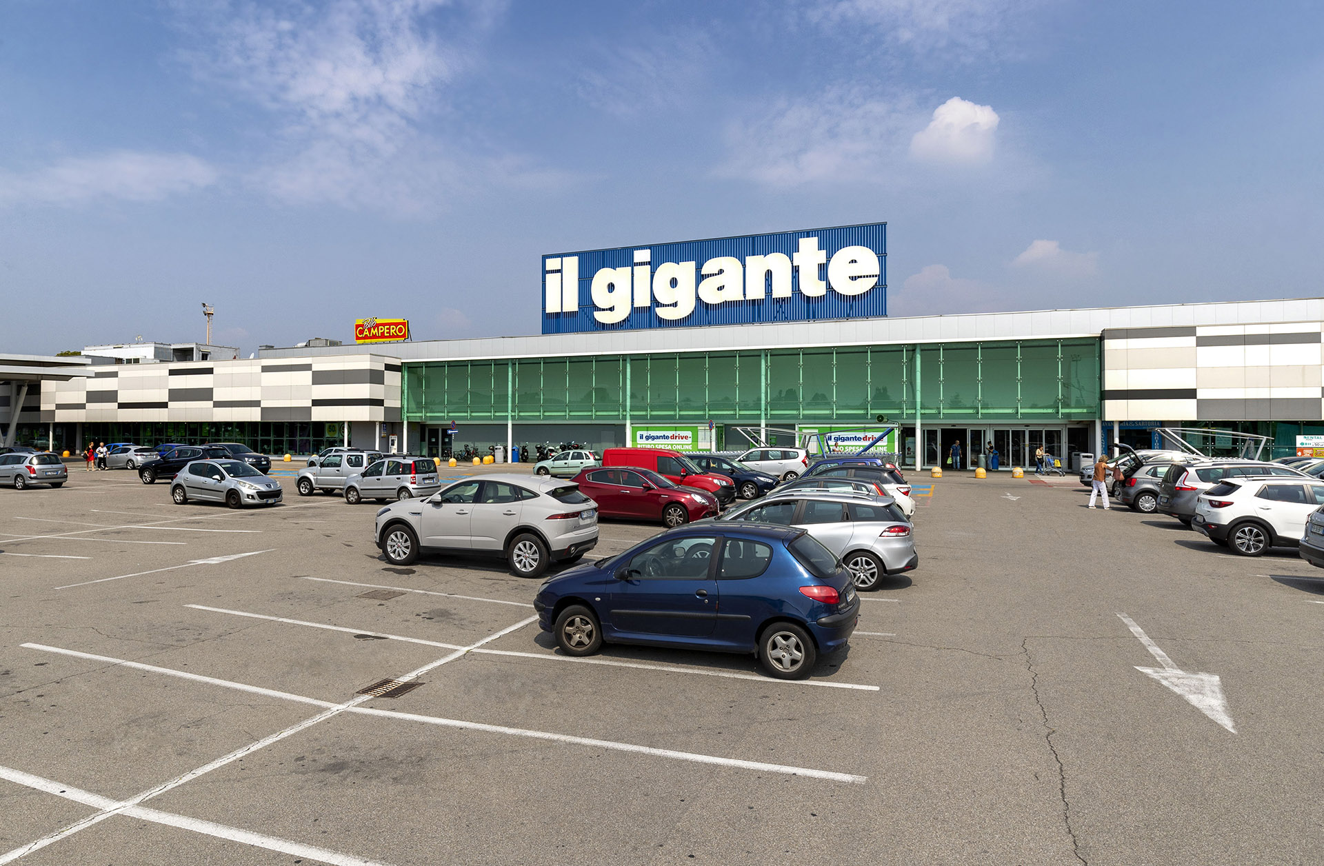 Il Gigante Centri Commerciali Castellanza esterni parcheggio