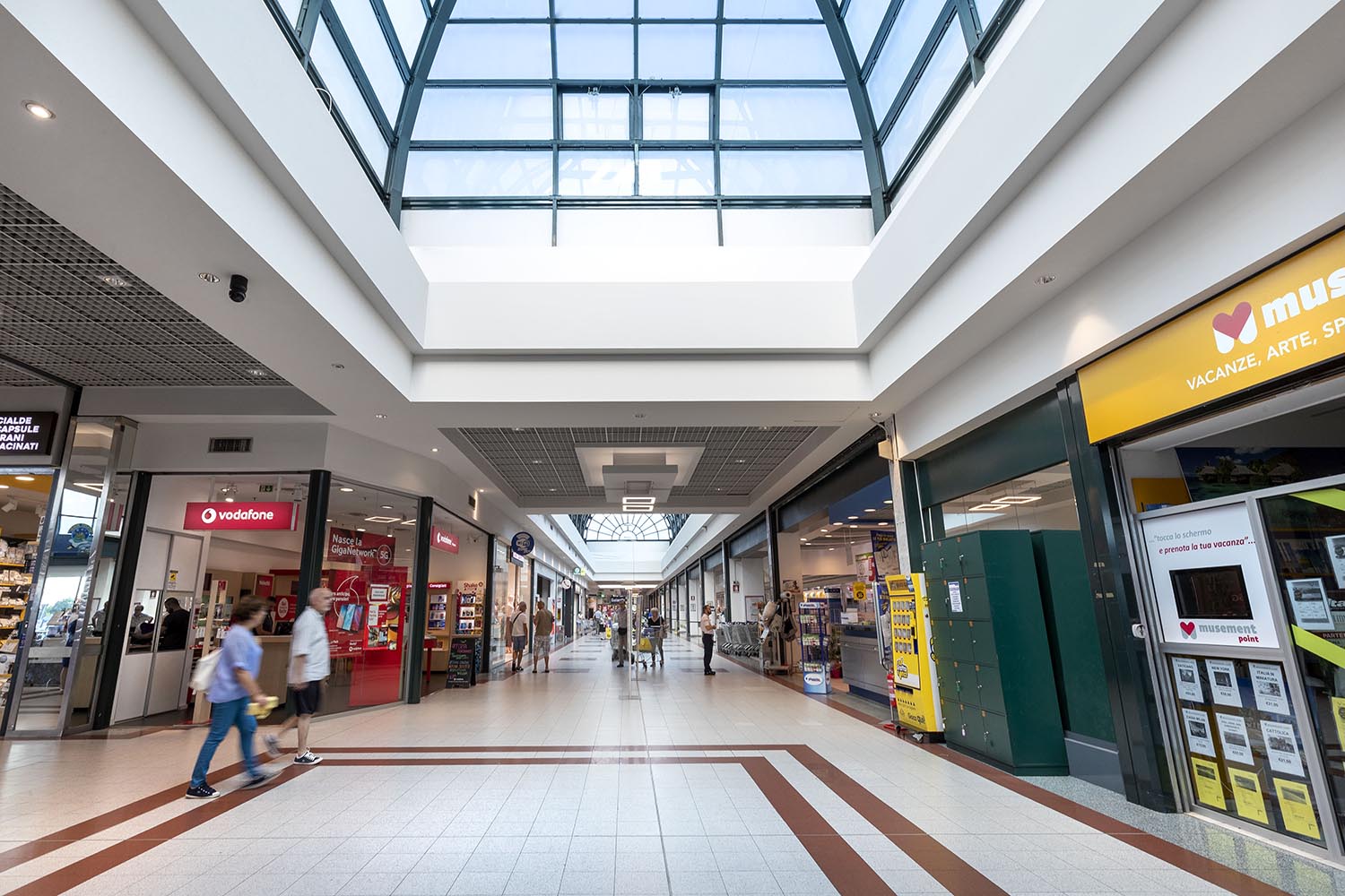 il gigante centri commeciali villasanta corridoio galleria