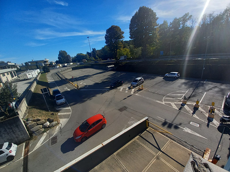 Esterno magazzini e strada Il Gigante Varallo