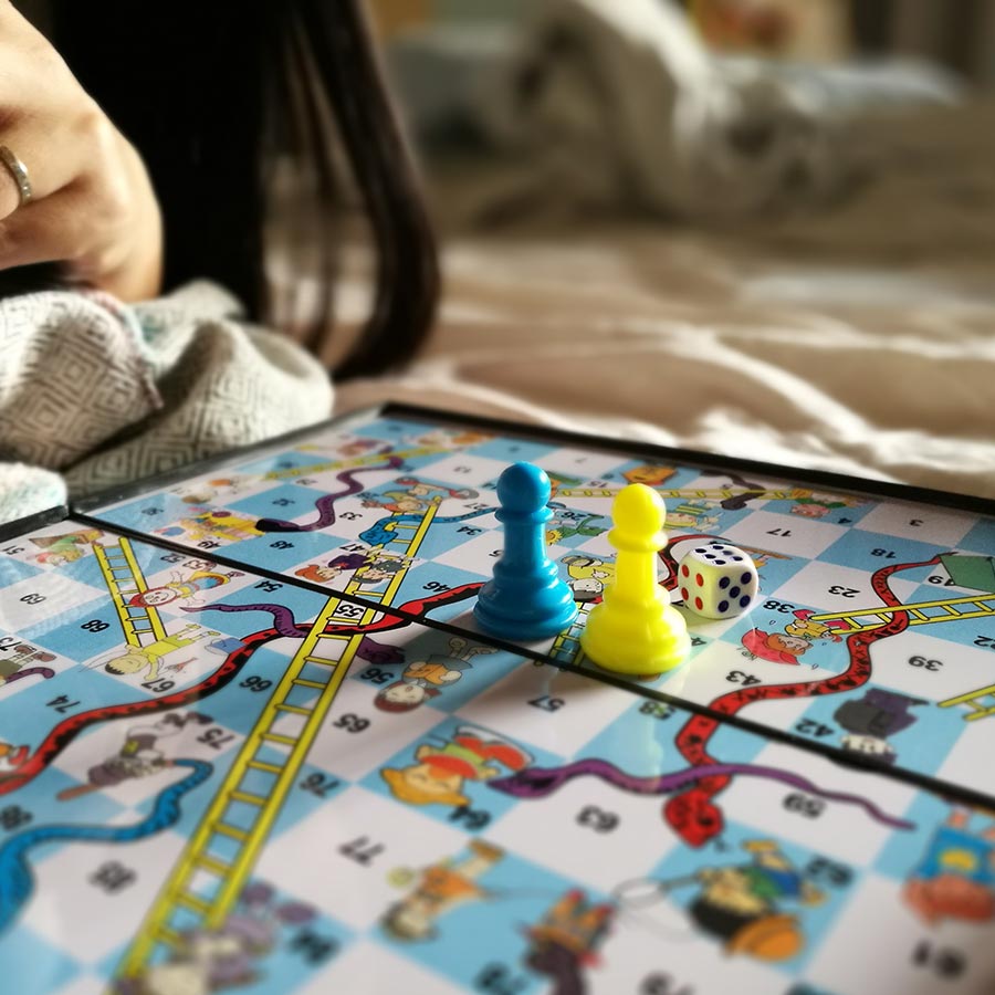 Scuole chiuse? Ecco 5 giochi da tavolo istruttivi da riscoprire in famiglia