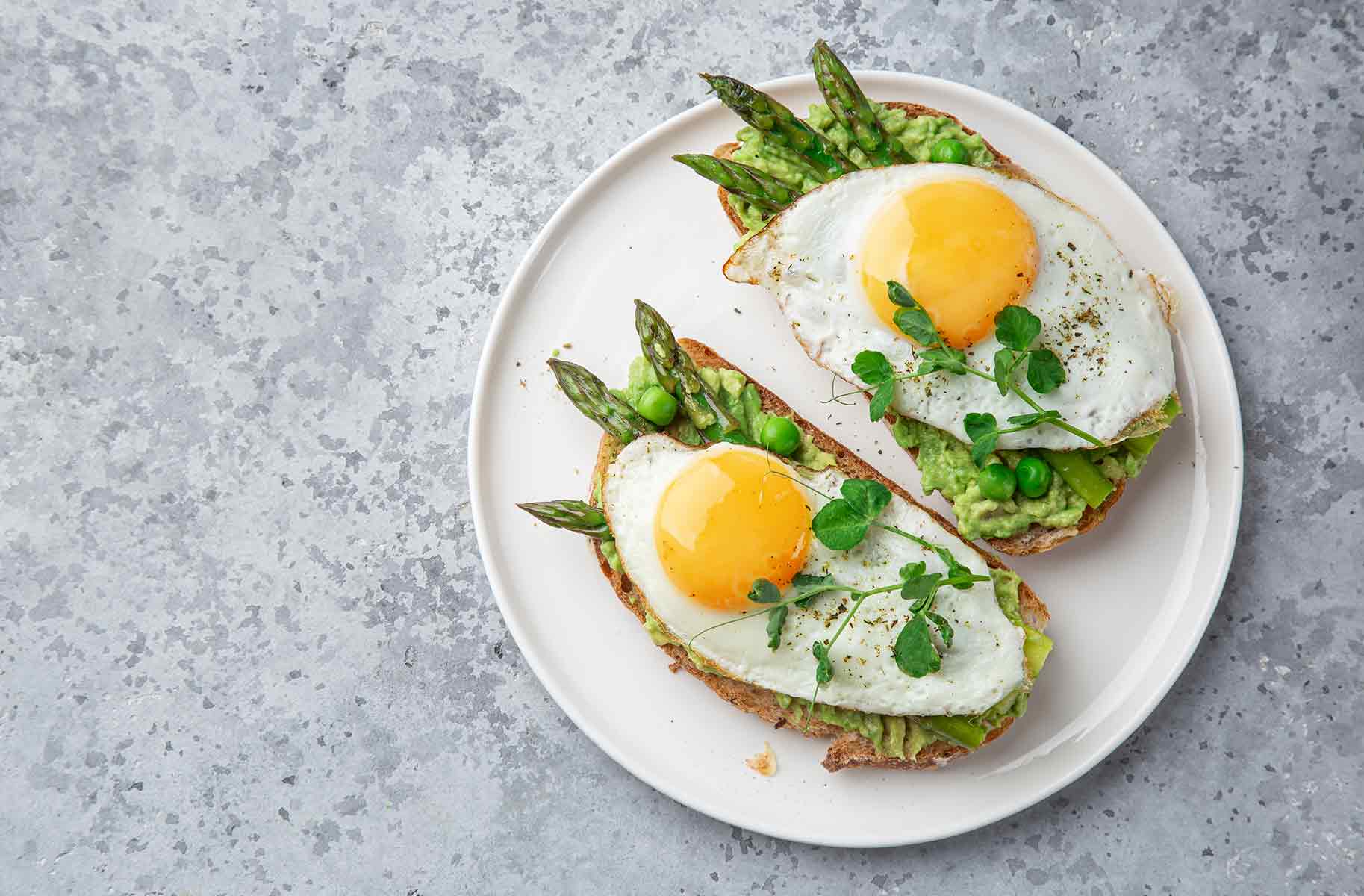 ricetta toast avocado e asparagi