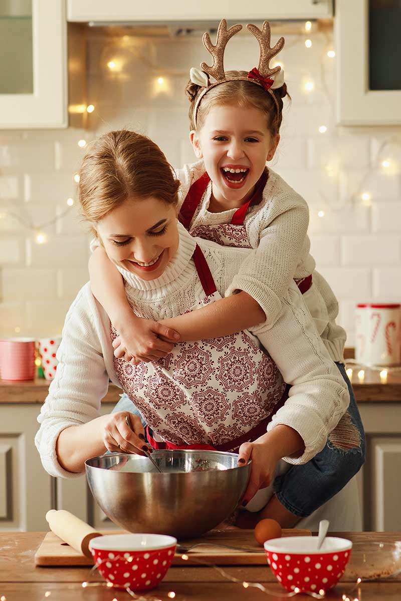 il gigante centri commerciali mamma e bimba che preparano dolci per la befana