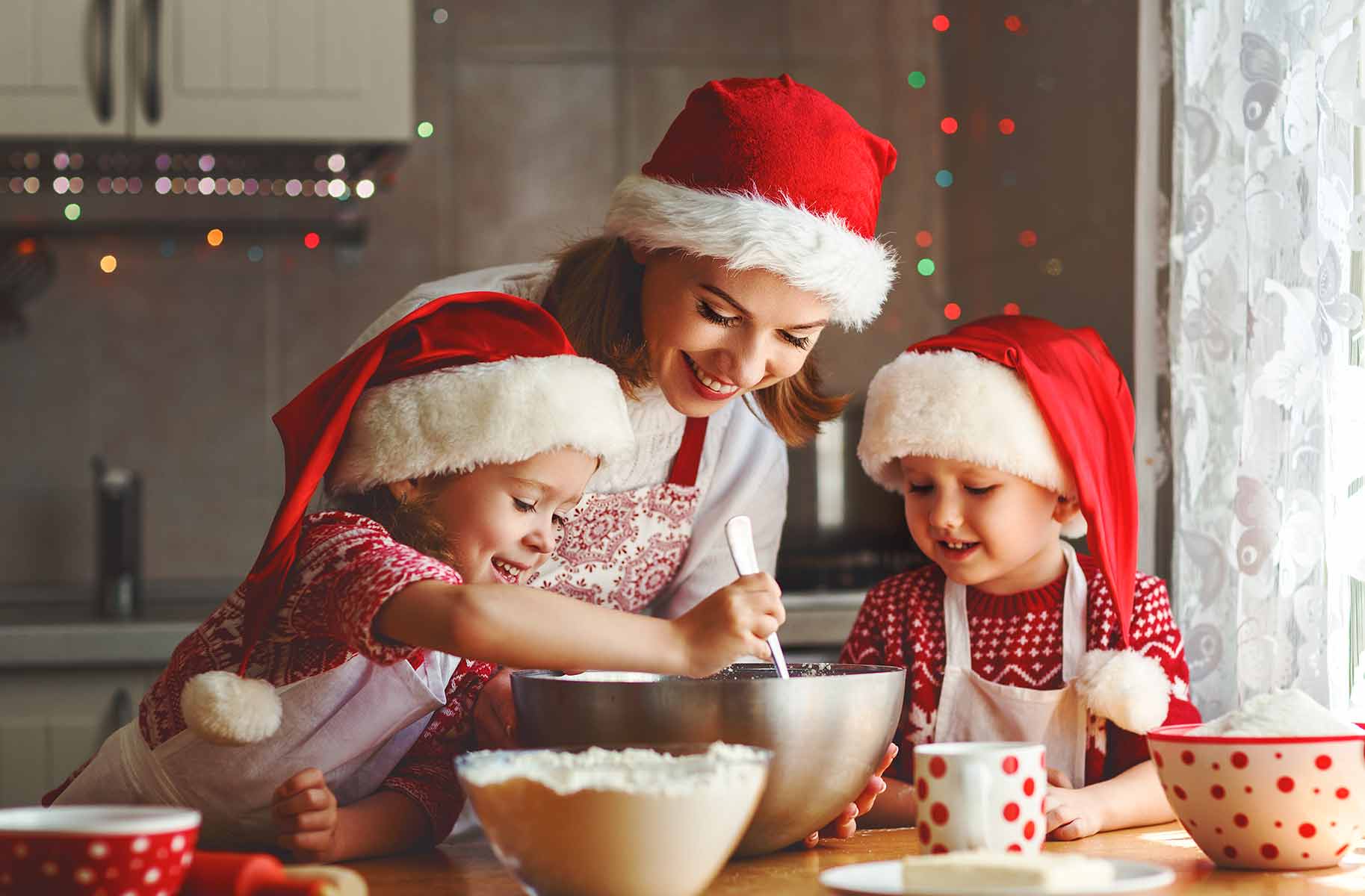 Mamma e bambini che preparano dolci per la Befana