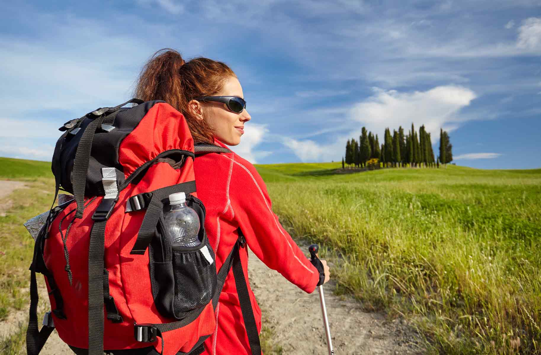 ragazza che fa trekking in italia