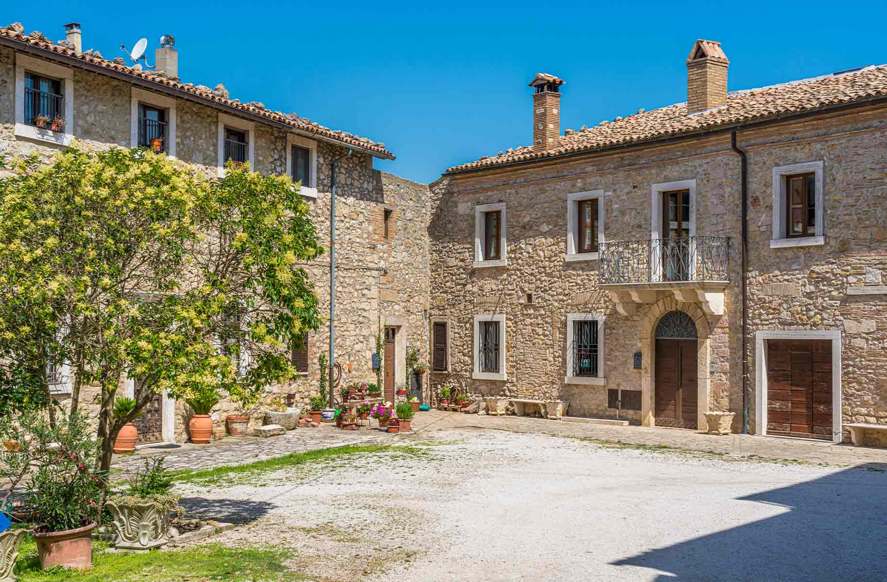 villaggio in umbria lungo il cammino dei borghi silenti