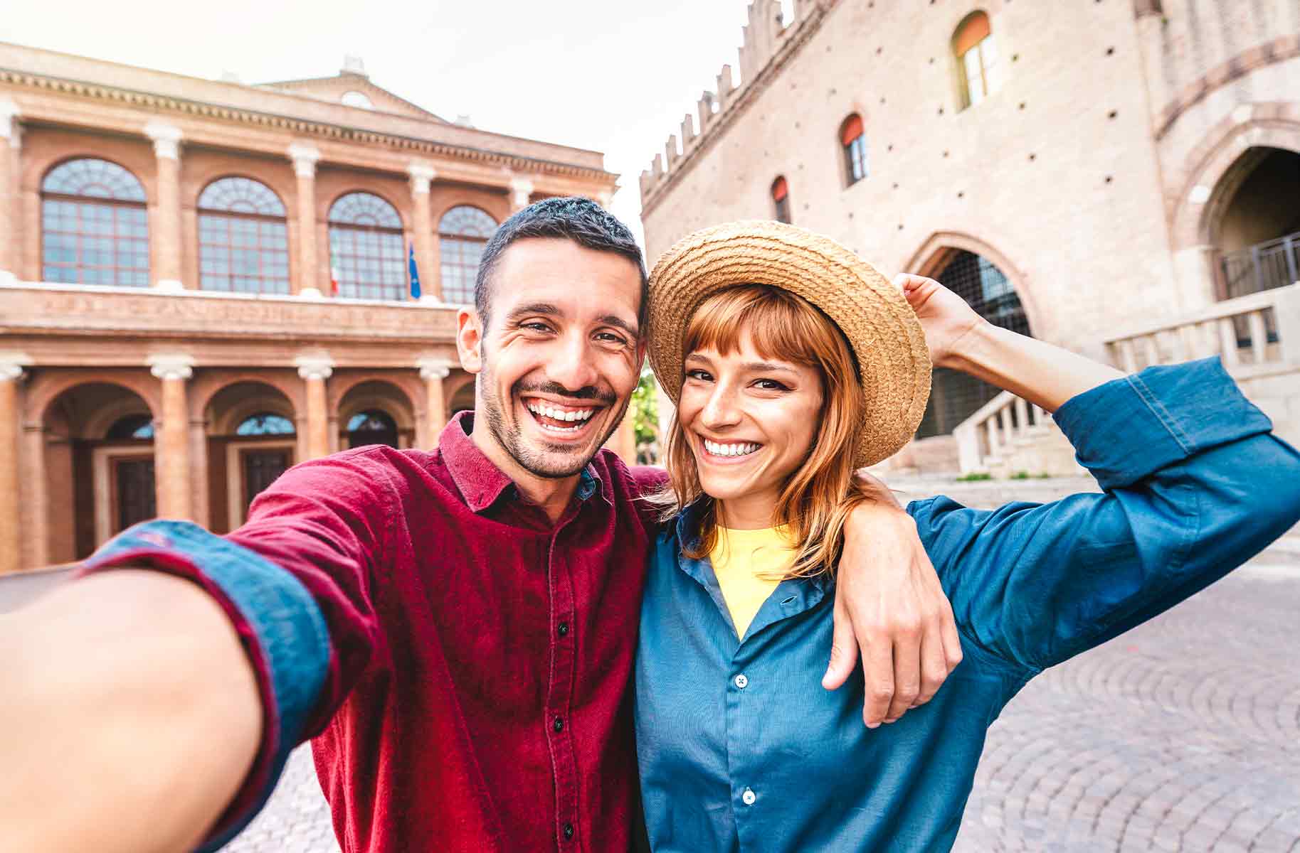 Tour dell'Emilia Romagna: coppia che visita una città