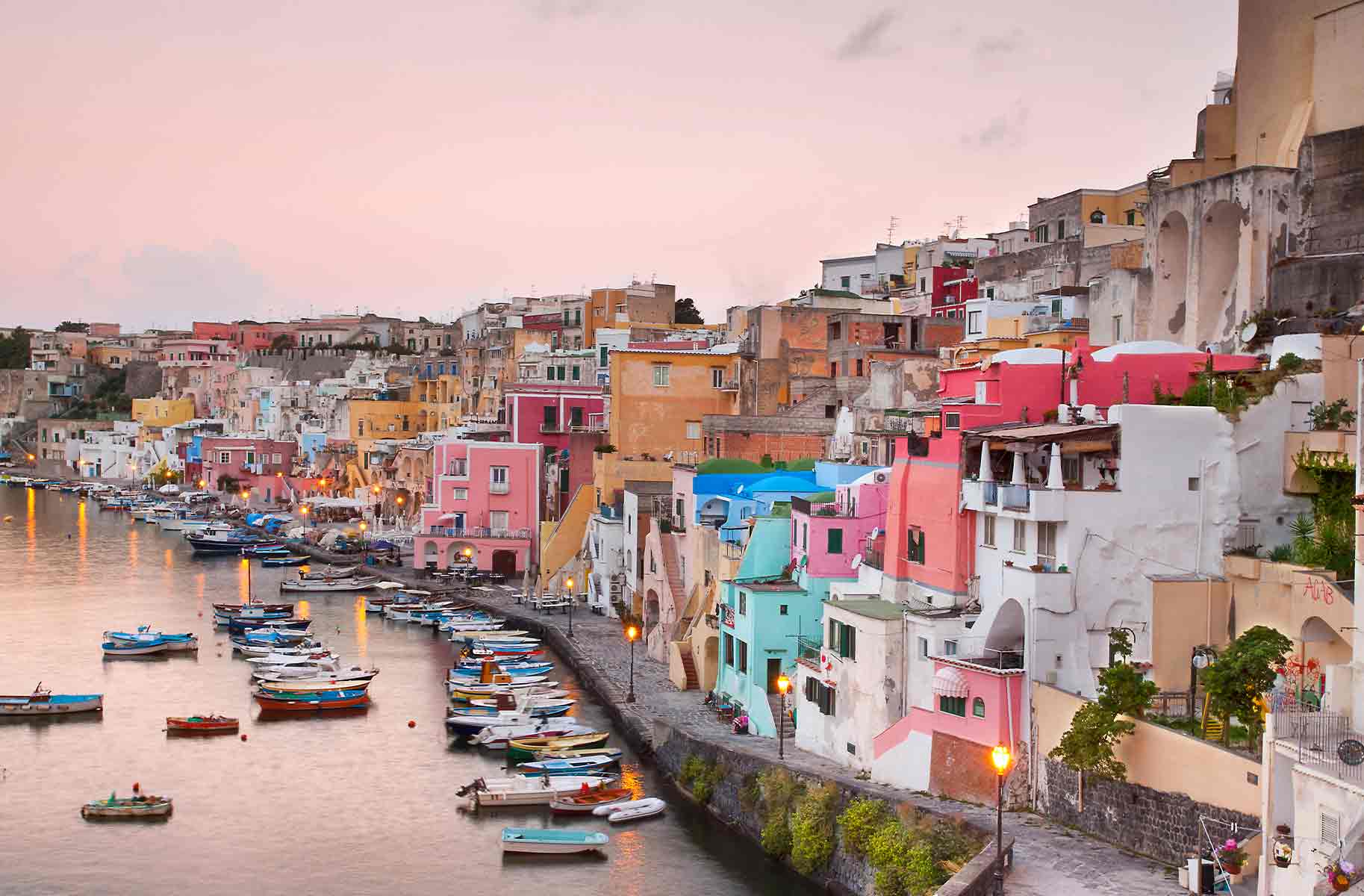 Panorama di Procida al tramonto