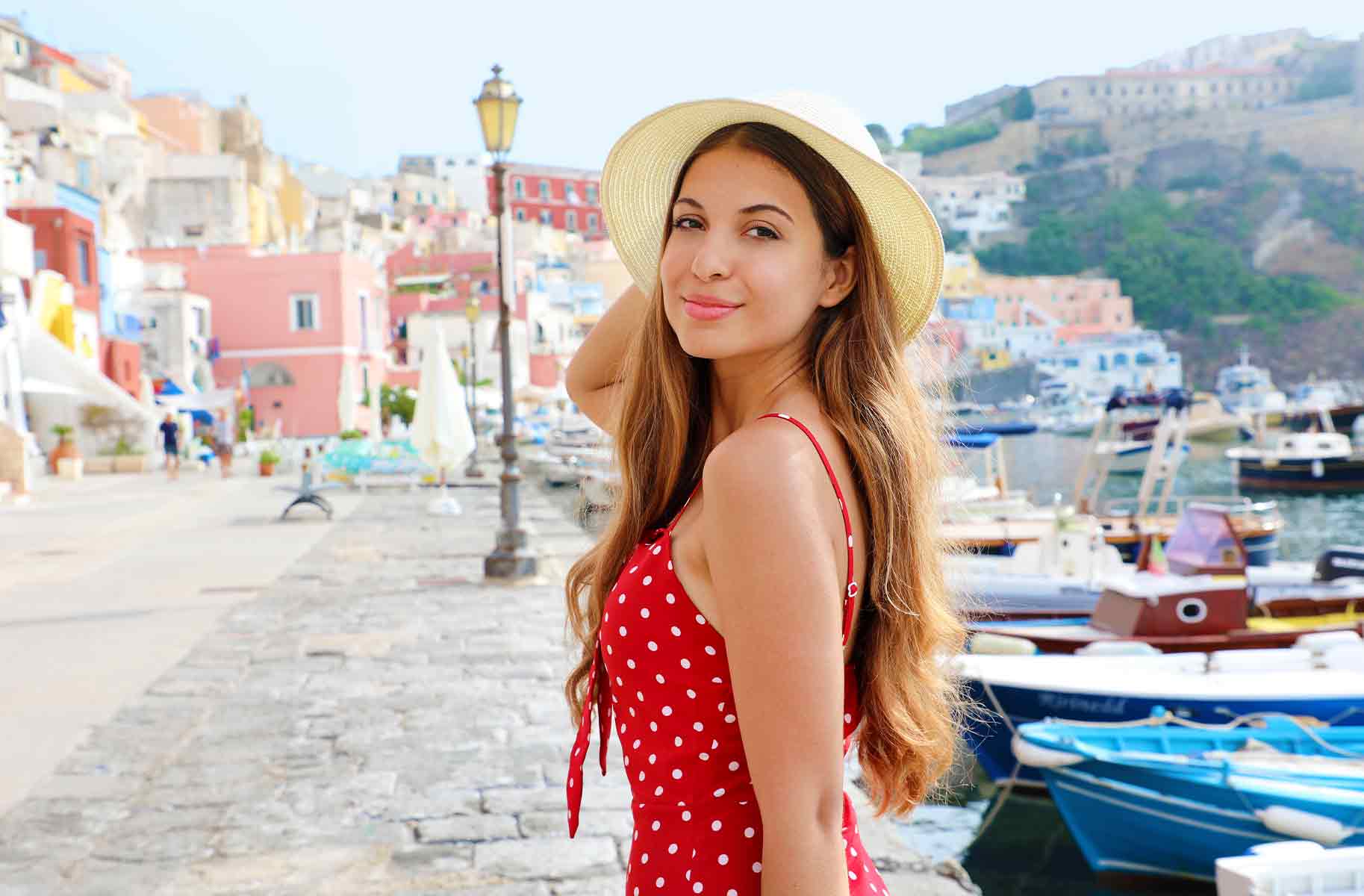 Ragazza passeggia per Procida