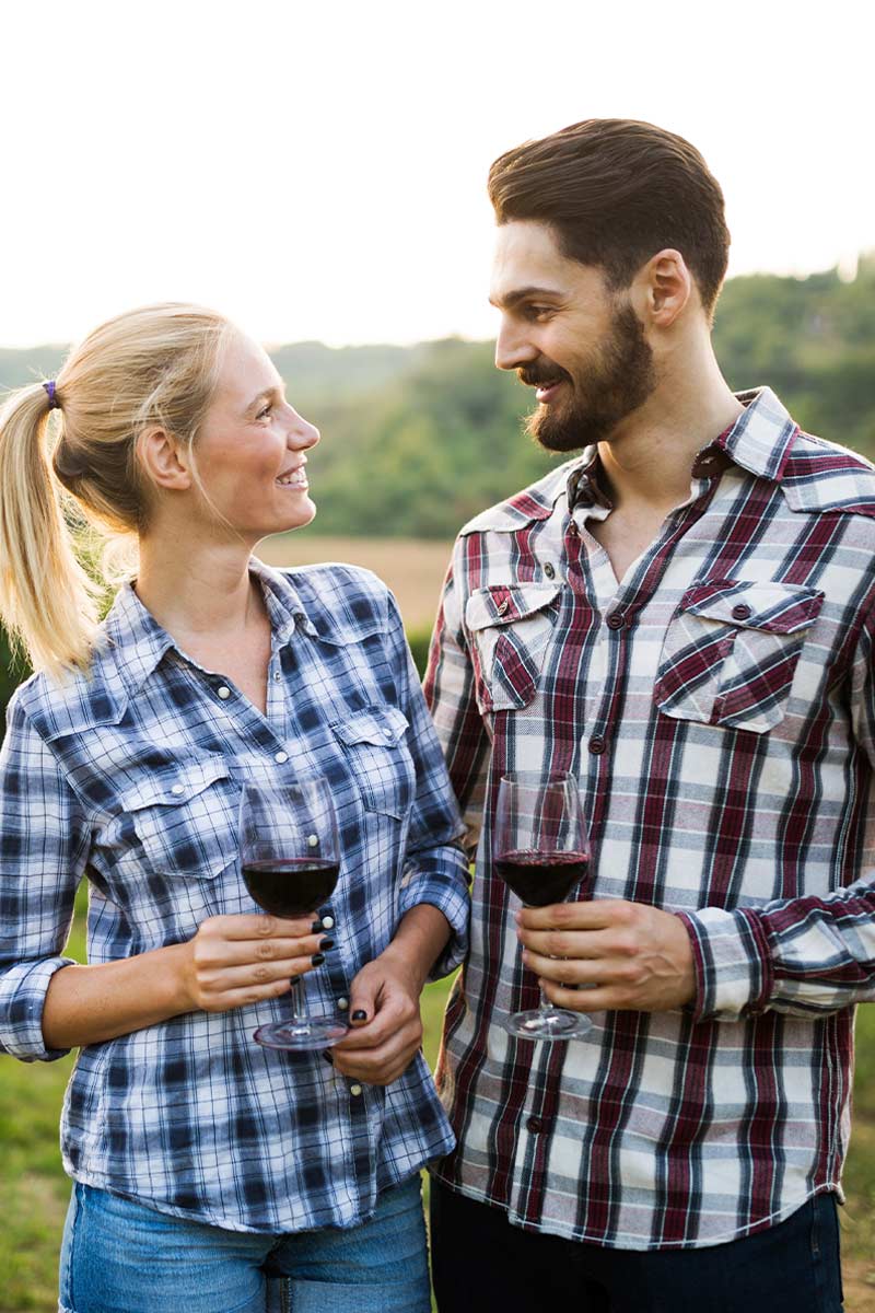 Coppia durante una degustazione di vini nel Monferrato