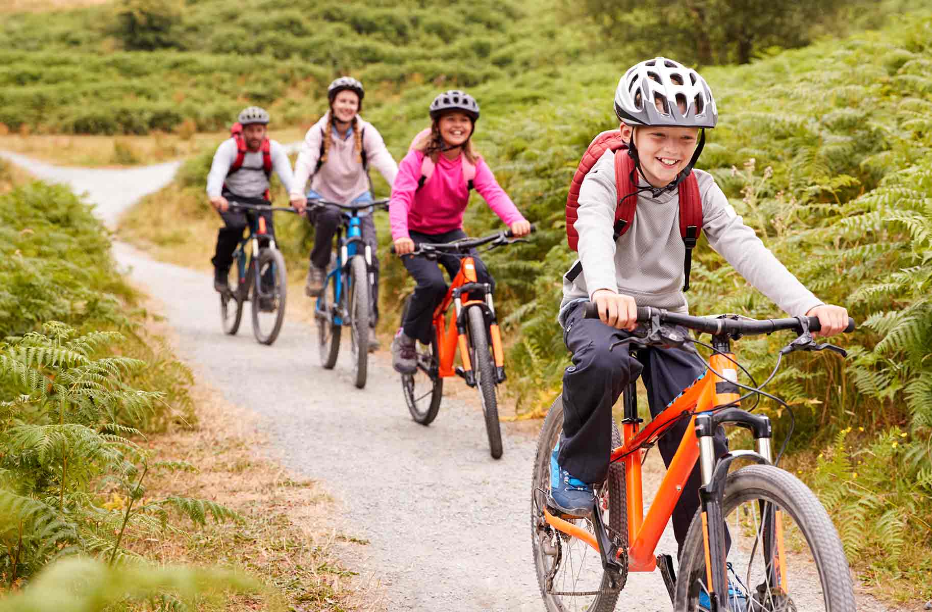 Bambini in bicicletta nel Monferrato