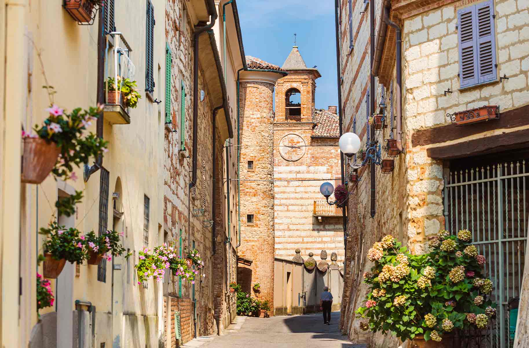 Strada di un borgo nel Monferrato