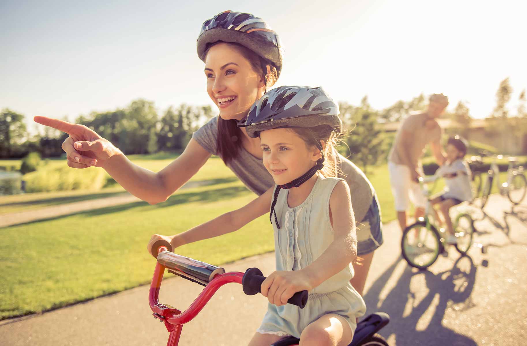 famiglia in bicicletta