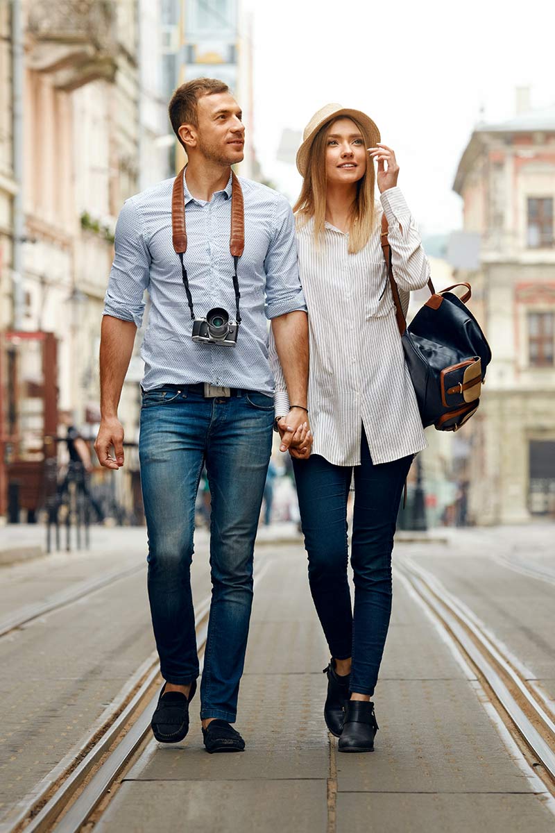 coppia che passeggia a milano