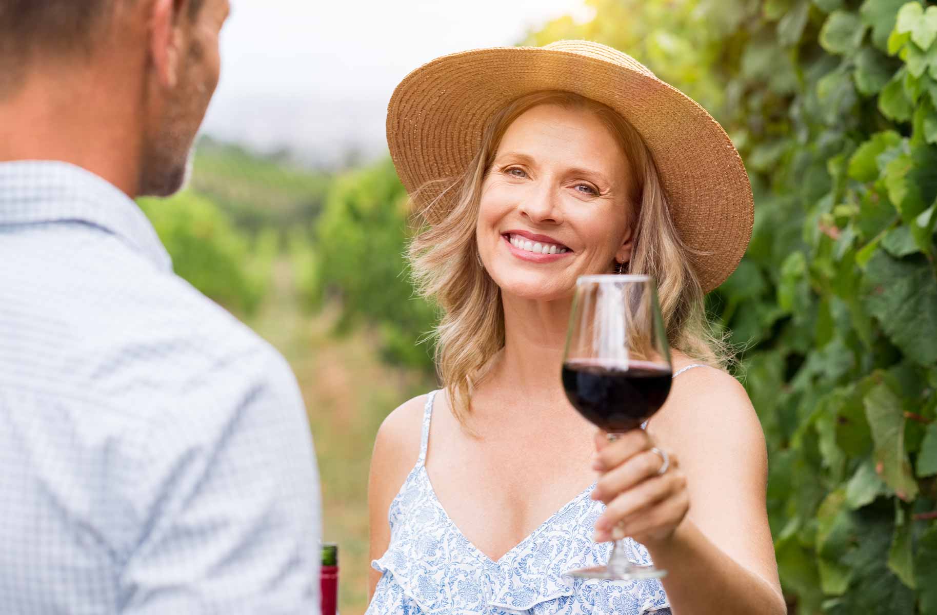 Coppia durante un wine tour nelle colline novaresi